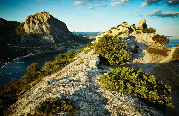 Dağlar ve deniz gün batımında. Kırım'da manzara — Stok fotoğraf