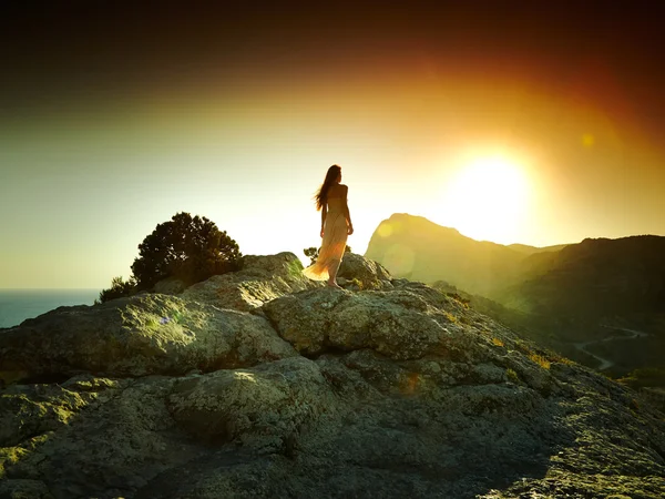 Silhueta mulher ao pôr do sol nas montanhas — Fotografia de Stock