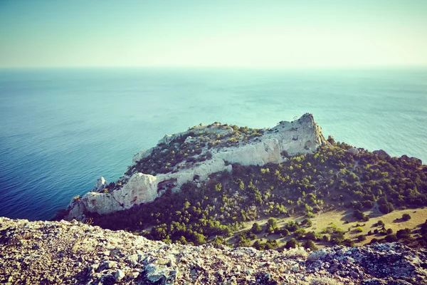 Dağlar ve deniz gün batımında. Kırım'da manzara — Stok fotoğraf