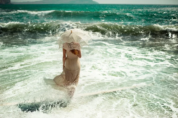 Hermosa joven en la playa. Océano — Foto de Stock