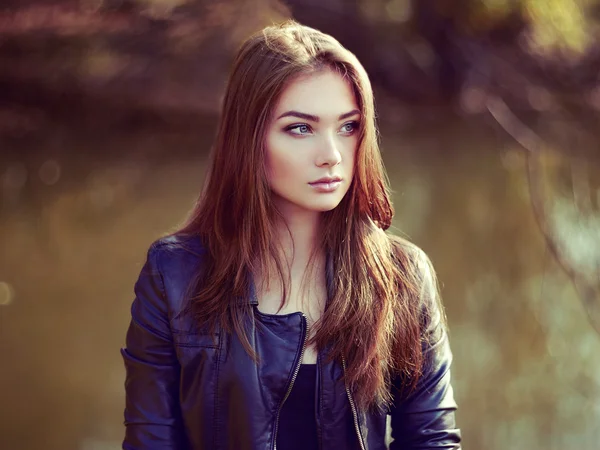 Portrait of young beautiful woman in leather jacket — Stock Photo, Image