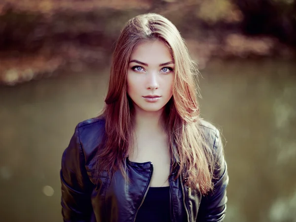 Retrato de joven hermosa mujer en chaqueta de cuero — Foto de Stock