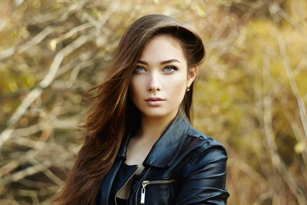 Retrato de joven hermosa mujer en chaqueta de cuero — Foto de Stock