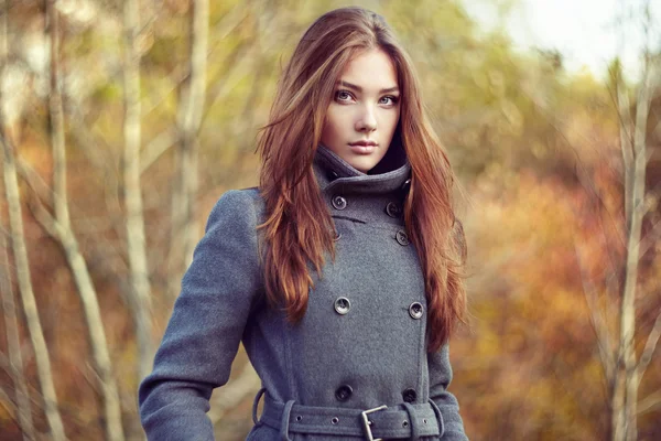 Retrato de joven hermosa mujer en abrigo de otoño — Foto de Stock