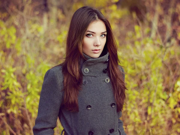 Porträt einer jungen schönen Frau im Herbstmantel — Stockfoto