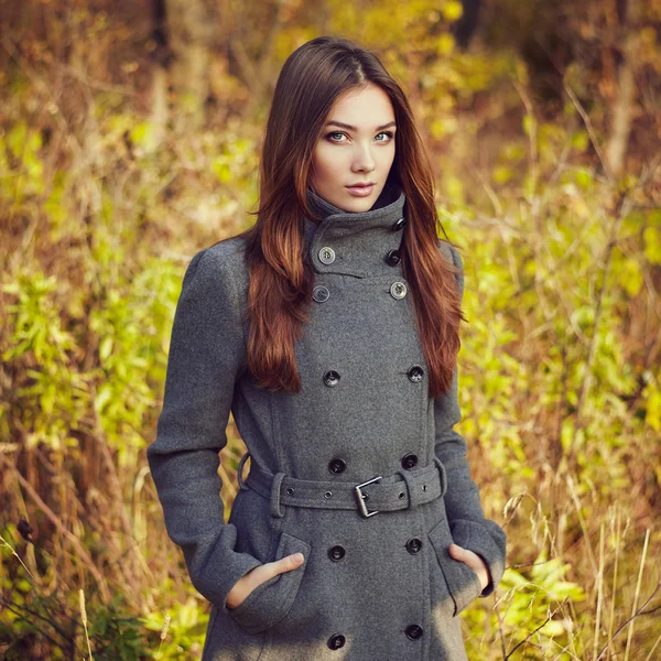 Portrait de jeune belle femme en manteau d'automne — Photo