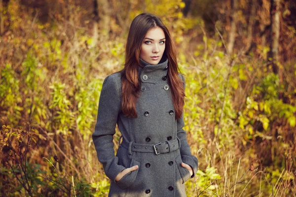 Portret van jonge mooie vrouw in herfst jas — Stockfoto