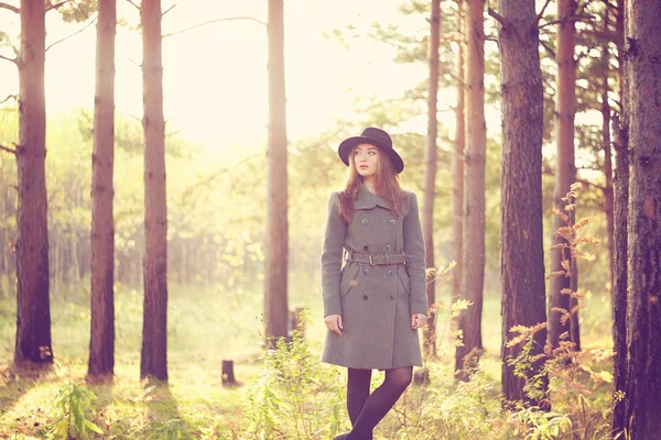 Portret van jonge mooie vrouw in herfst jas — Stockfoto