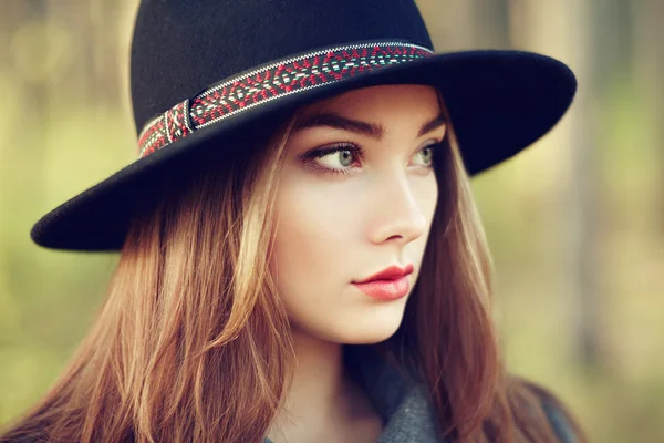 Retrato de joven hermosa mujer en abrigo de otoño — Foto de Stock