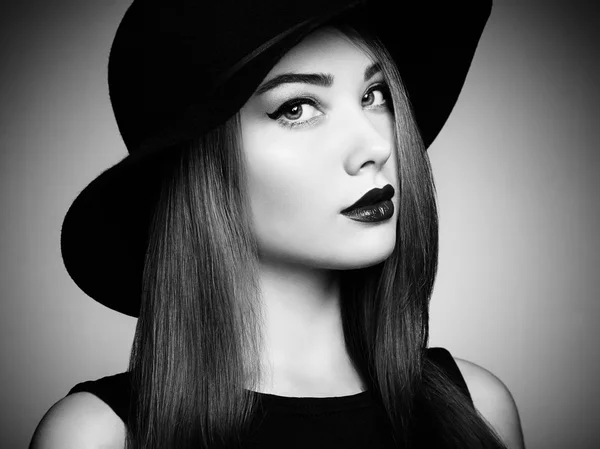 Foto de moda de mulher magnífica jovem em chapéu. Menina posando — Fotografia de Stock