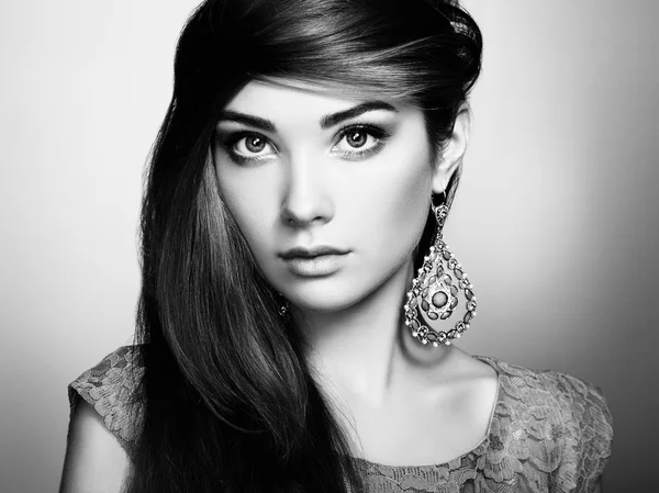 Retrato de una hermosa joven con pendiente. Joyería y acce — Foto de Stock