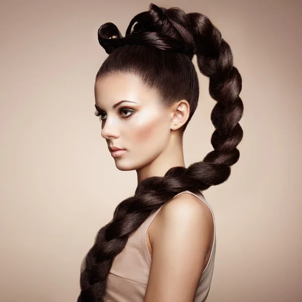 Retrato de bela mulher sensual com penteado elegante — Fotografia de Stock