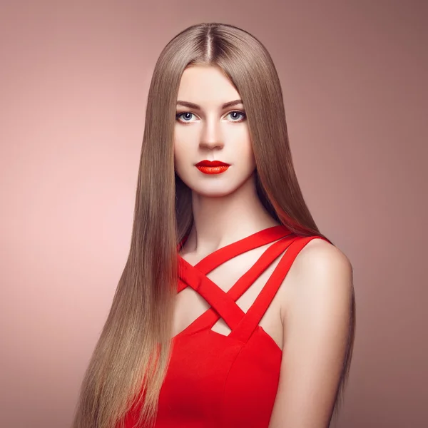 Retrato de moda de mulher elegante com cabelo magnífico — Fotografia de Stock