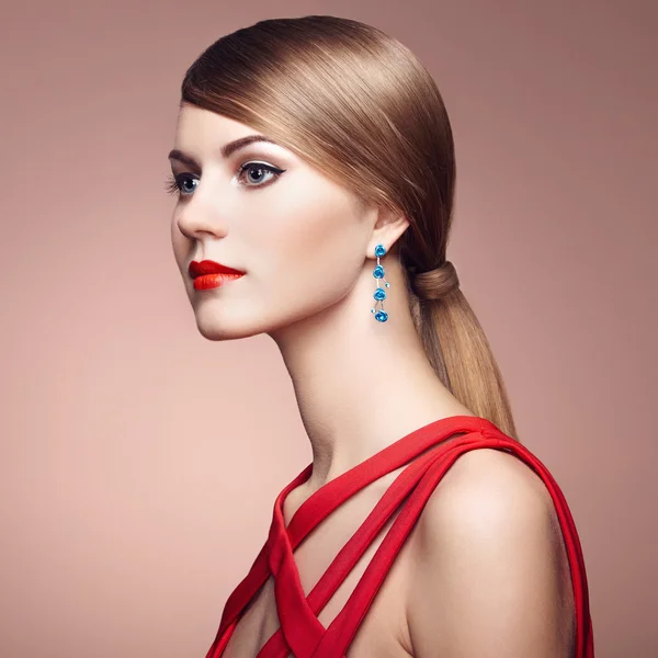 Mode porträtt av elegant kvinna med magnifika hår — Stockfoto