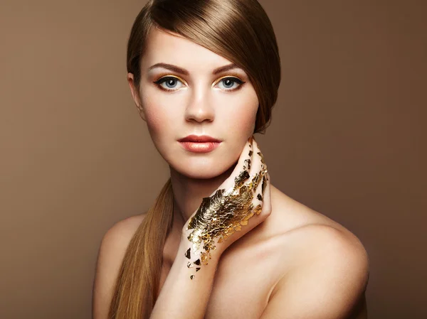 Retrato de mulher mágica em ouro — Fotografia de Stock