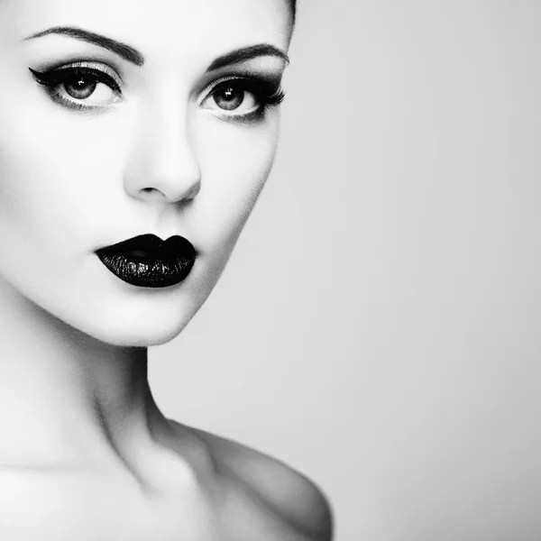 Hermosa mujer con maquillaje perfecto — Foto de Stock