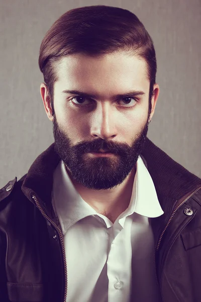 Portrét pohledného muže s vousy — Stock fotografie