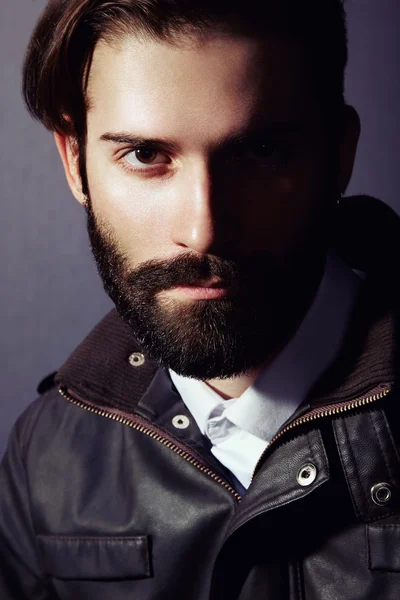 Retrato de un hombre guapo con barba — Foto de Stock