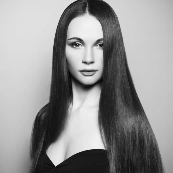 Mode foto van mooie vrouw met prachtige haren — Stockfoto