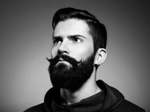 Portret van een knappe man met baard — Stockfoto