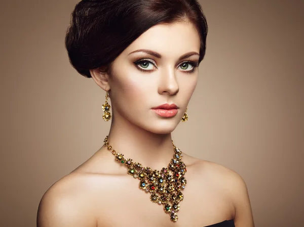 Mode porträtt av elegant kvinna med magnifika hår — Stockfoto