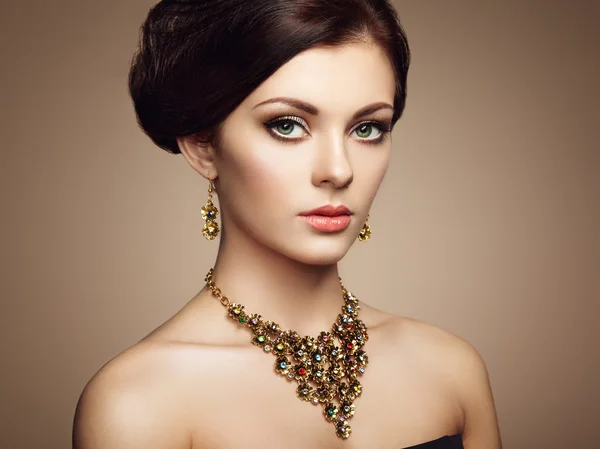 Retrato de moda de mujer elegante con cabello magnífico —  Fotos de Stock