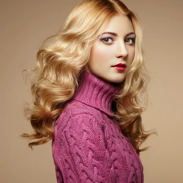 Mode foto van mooie vrouw in trui — Stockfoto