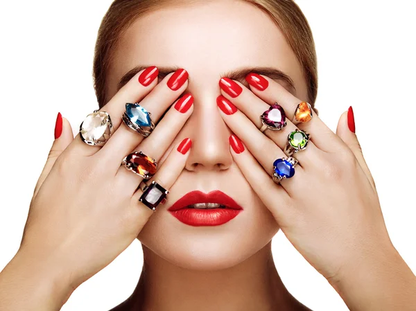 Retrato de mujer hermosa con joyas — Foto de Stock