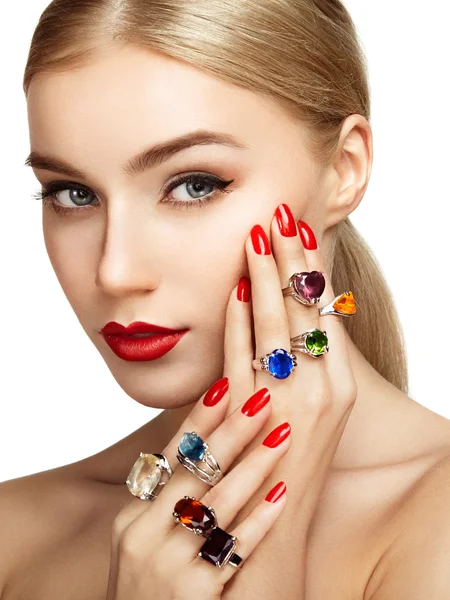 Retrato de mujer hermosa con joyas —  Fotos de Stock