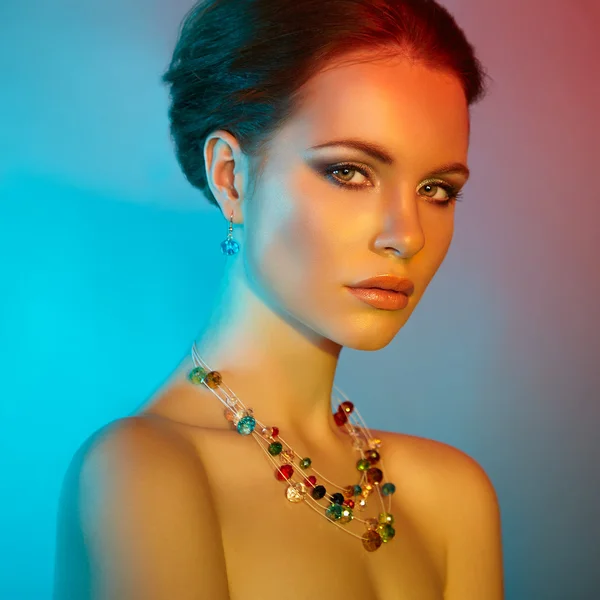 Retrato de moda de mujer elegante con cabello magnífico — Foto de Stock