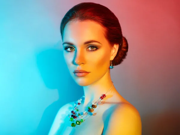 Retrato de moda de mujer elegante con cabello magnífico — Foto de Stock