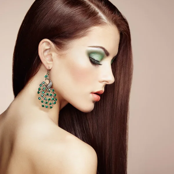 Ritratto di bella donna bruna con orecchino — Foto Stock