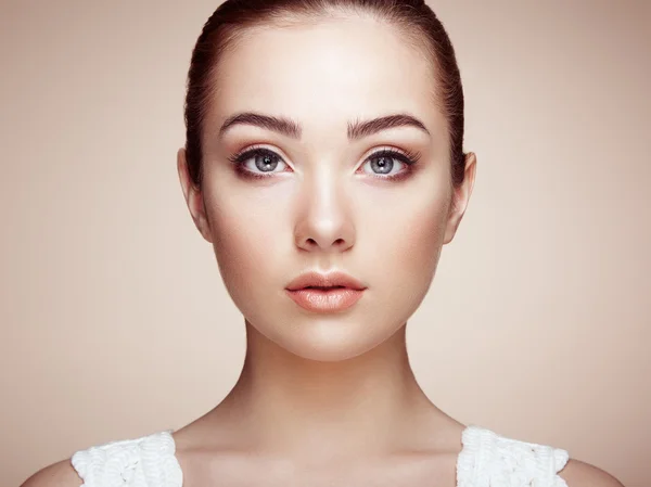 Cara de mulher bonita. Maquiagem perfeita — Fotografia de Stock