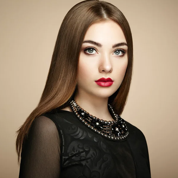 Retrato de moda de mujer elegante con cabello magnífico —  Fotos de Stock