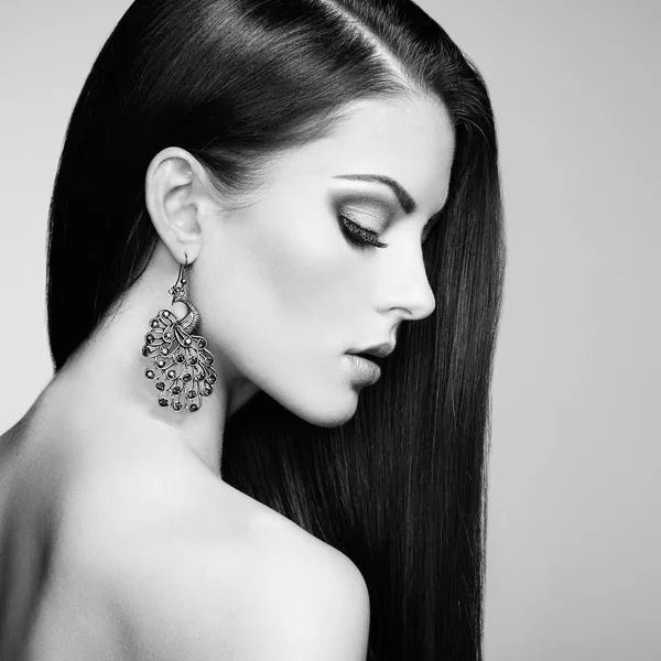 Porträtt av vacker brunett kvinna med örhänge — Stockfoto
