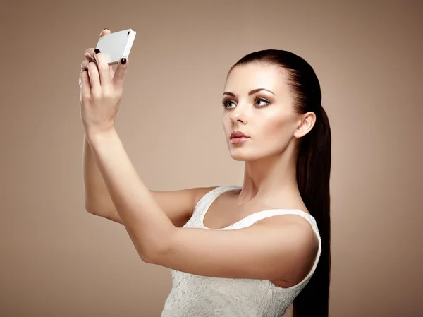 Piękna młoda kobieta przy selfie — Zdjęcie stockowe