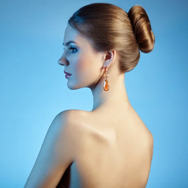 Retrato de bela mulher sensual com penteado elegante — Fotografia de Stock