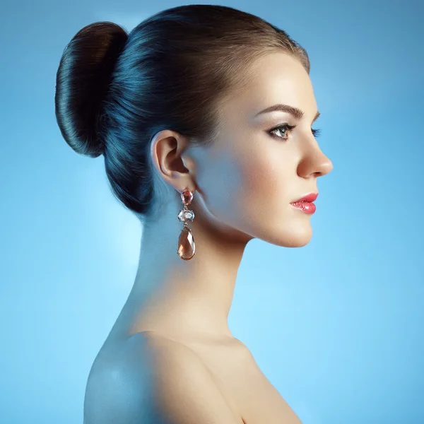 Portret pięknej zmysłowej kobiety z elegancką fryzurę — Zdjęcie stockowe
