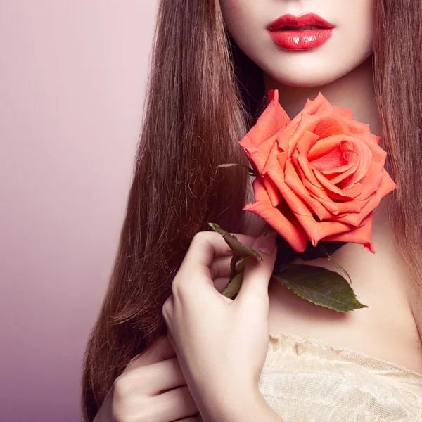 Retrato de una hermosa mujer morena con flores — Foto de Stock