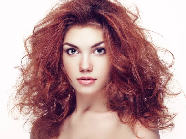 Retrato de moda de mujer elegante con cabello magnífico — Foto de Stock