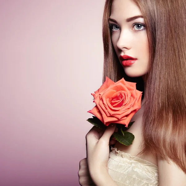 Retrato de bela mulher de cabelos escuros com flores — Fotografia de Stock