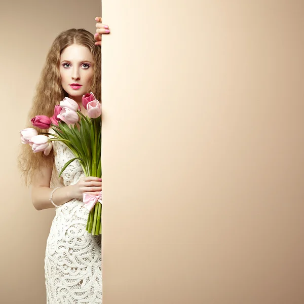 Porträt schöne Frau mit Blumenstrauß — Stockfoto