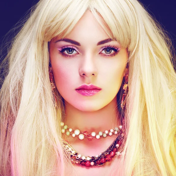Модный портрет элегантной блондинки с великолепными волосами — стоковое фото