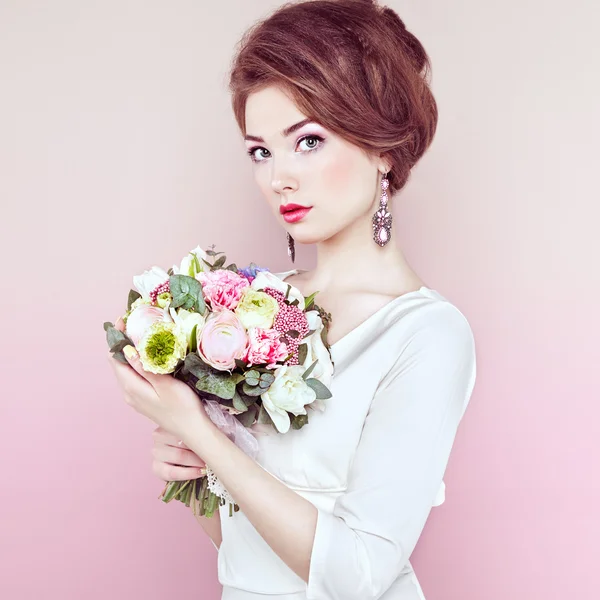 그녀의 손에서 꽃의 부케와 여자 — 스톡 사진