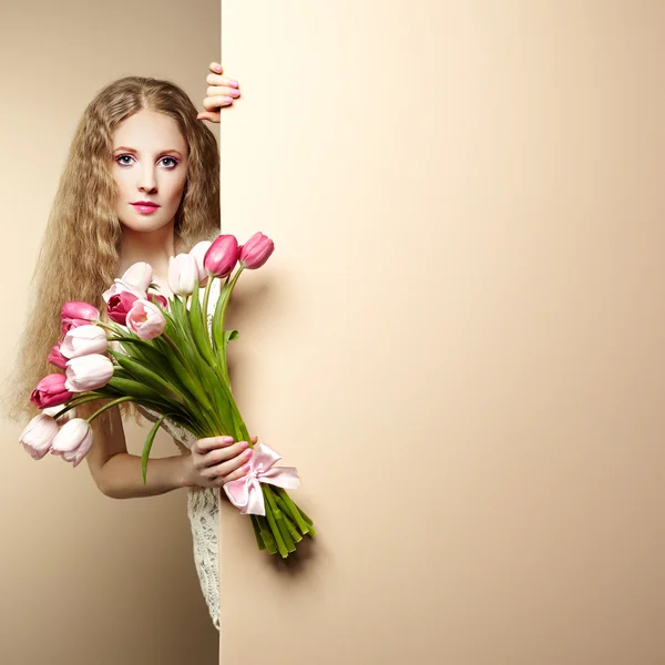 Portré a csokor virág a gyönyörű nő — Stock Fotó