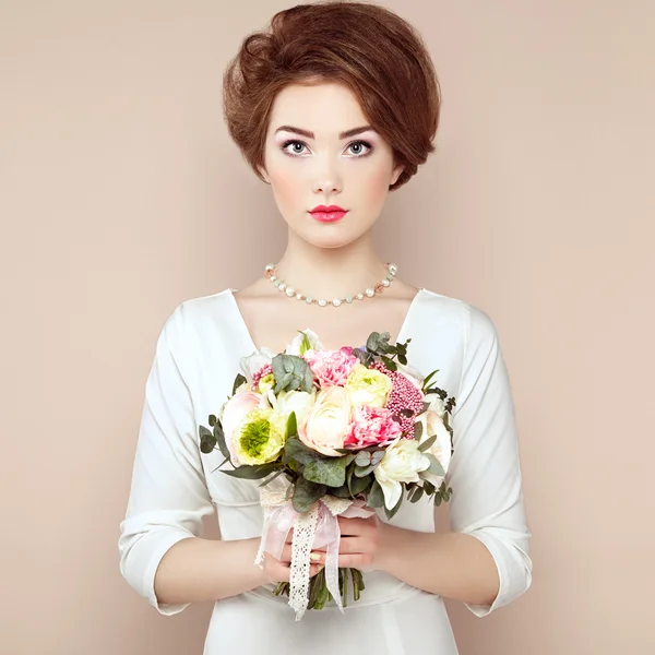 Mulher com buquê de flores nas mãos — Fotografia de Stock