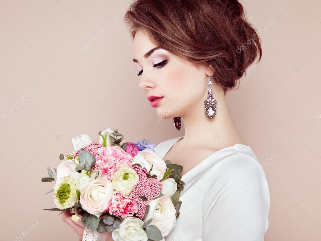 彼女の手の花の花束を持つ女性 ストック写真 C Heckmannoleg