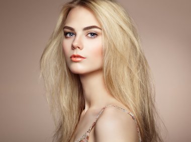 Muhteşem saçlı zarif kadın moda portre