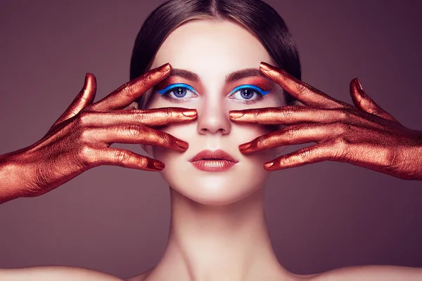 Portret van mooie jonge vrouw met kunst make-up — Stockfoto