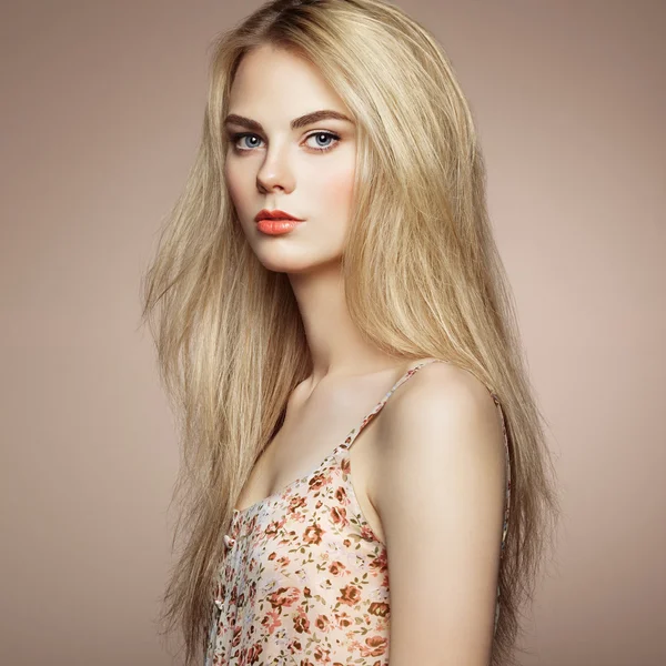 Retrato de moda de mujer elegante con cabello magnífico — Foto de Stock